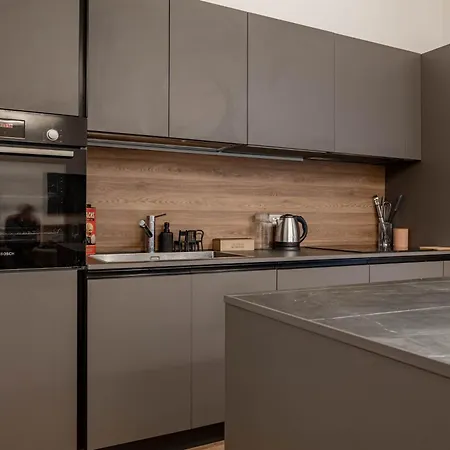 H11 The Queen's Ariston - Centro *