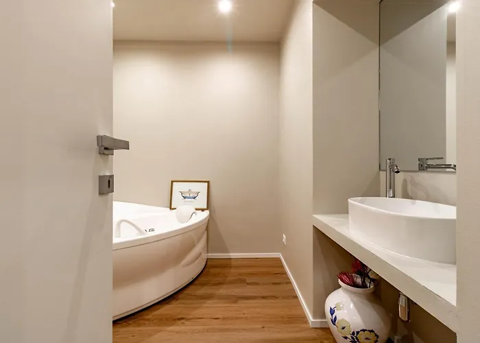 H11 The Queen's Ariston - Centro