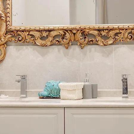 H11 The Queen's Ariston - Centro *